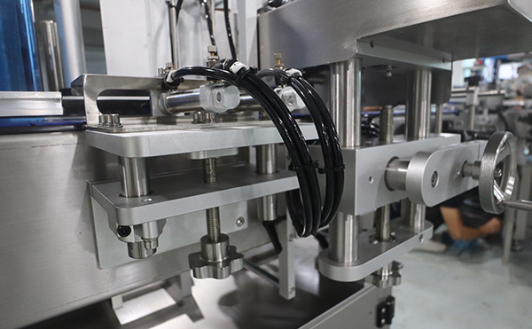 全自動(dòng)分頁平面貼標(biāo)機(jī),分頁平面貼標(biāo)機(jī),平面貼標(biāo)機(jī)廠家