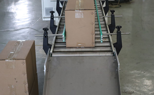 側(cè)封式封箱機(jī),側(cè)封式封箱設(shè)備,包裝機(jī)設(shè)備,佼佼者自動化